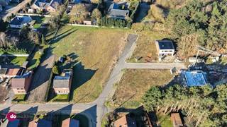 Bouwgrond voor een halfopen bebouwing op 5 are 95 ca in een rustige verkaveling Dit zuidgerichte perceel bevindt zich in een bijzonder stille en...