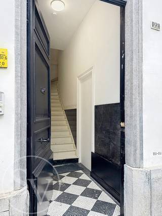 <p><strong><span>Ruim duplexappartement met 3 slaapkamers op absolute topligging.</span></strong></p>
<p><span>Centraal wonen met ruimte, licht en alles wat Antwerpen te bieden heeft letterlijk voor de deur?</span></p>
<p><span>Dat kan in dit prachtige duplexappartement, gelegen op de <strong>eerste en tweede verdieping</strong> van een kleinschalig en karaktervol gebouw met slechts twee appartementen. Op het gelijkvloers bevindt zich de stijlvolle Chanel Fragrance &amp; Beauty Boutique, terwijl u boven geniet van een verrassend ruim en lichtrijk appartement.</span></p>
<p><strong><span><br />Wat dit appartement écht bijzonder maakt?</span></strong></p>
<p><span>De combinatie van ruimte, licht, hoge plafonds en een uitstekende ligging!</span></p>
<p><span>U komt binnen op de eerste verdieping, waar de leefruimtes zich bevinden. De gezellige <strong>zithoek </strong>sluit aan op een aangenaam en ingesloten <strong>stadsterras</strong>, een leuke plek om even tot rust te komen midden in de stad.</span></p>
<p><span>Aansluitend bevindt zich de volledig <strong>ingerichte open keuken</strong>, voorzien van alle hedendaagse comfort, met daarnaast de <strong>ruime eetruimte</strong>. De hoge plafonds en grote ramen laten hier bijzonder veel natuurlijk licht binnen en versterken het gevoel van ruimte.</span></p>
<p><span>De trap naar de tweede verdieping vormt een natuurlijke afscheiding tussen de zit- en eetruimte, zonder aan openheid in te boeten.</span></p>
<p><span>Verder bevinden zich op deze verdieping nog een <strong>gastentoilet </strong>en een aparte <strong>wasplaats</strong>.</span></p>
<p><span>Op de tweede verdieping vinden we <strong>drie ruime en volwaardige slaapkamers</strong>.</span></p>
<p><span>De eerste slaapkamer beschikt over een <strong>aansluitende badkamer</strong>. De twee overige slaapkamers kunnen gebruikmaken van een <strong>tweede, afzonderlijke badkamer</strong>.</span></p>
<p><span>Beide badkamers zijn praktisch en comfortabel ingericht met een dubbele lavabo in meubel, douche en toilet.</span></p>
<p><strong><span><br />Een topligging in het hart van Antwerpen</span></strong></p>
<p><span>Wonen in de Korte Gasthuisstraat betekent wonen midden in het bruisende stadsleven. U bevindt zich op enkele stappen van talrijke winkels, gezellige horecazaken, culturele hotspots en de mooiste plekjes van de Antwerpse binnenstad.</span></p>
<p><span>Voor wie houdt van shoppen is dit een absolute droomlocatie, met onder andere de Meir, Huidevettersstraat en de vele winkelstraten van het stadscentrum vlakbij. Ook voor een avondje uit, een gezellig terrasje of een bezoek aan een museum hoeft u nauwelijks de fiets of wagen te nemen.</span></p>
<p><span>Toch een auto? Verschillende publieke parkings liggen op wandelafstand.</span></p>
<p><strong><span><br />Beschikbaarheid en kost:</span></strong></p>
<p><span>Huurprijs: </span><strong><span>€ 1.900/maand</span></strong><br /><span>Algemene onkosten gebouw: </span><strong><span>€ 125/maand</span></strong><br /><span>Gas, water en elektriciteit: individueel</span><br /><span>Beschikbaar: </span><strong><span>vanaf 1 oktober<br /><br /></span></strong></p>
<p><span>Op zoek naar een ruim en karaktervol appartement met drie slaapkamers, veel licht en een absolute topligging in het centrum van Antwerpen?</span></p>
<p><span>Neem dan snel contact op voor een bezoek. Bekijk alvast de foto's, maar vooral: kom het appartement zelf ontdekken. De combinatie van ruimte, charme en ligging zal u ongetwijfeld weten te overtuigen!</span></p>