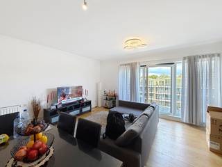 ANDERLECHT – In de wijk Prince de Liège en Scheut, in de nabijheid van het Scheutveldpark, diverse openbaarvervoersmogelijkheden en winkels, bevindt zich dit mooie appartement met 3 slaapkamers in een recent gebouw uit 2017, met een bewoonbare oppervlakte van ± 99 m², gelegen op de 3de verdieping. Het is als volgt ingedeeld: inkomhal met afzonderlijk toilet, berging met aansluiting voor wasmachine, woonkamer van ± 28 m² met toegang tot een groot L-vormig terras, volledig ingerichte open keuken (oven, kookplaten, dampkap, koelkast/diepvriezer, vaatwasser), nachthal, 3 slaapkamers (± 15 m², ± 12 m² en ± 9 m²), waarvan 2 met toegang tot het terras, badkamer (badkuip, lavabo, toilet), douchekamer (douche, lavabo) en kelder. Autostaanplaats inbegrepen in de huurprijs. Voorschot op de lasten: 70 €/maand (gemeenschappelijke kosten). EPC: C, 22 kg/(m²/jaar). Beschikbaar vanaf 01/11/2026. Oppervlakte en afmetingen worden uitsluitend ter informatie gegeven.