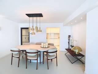 Inkomhal met vestiairekast en gastentoilet, ruime woonkamer met prachtig zicht op zee, halfopen volledig ingerichte keuken, berging met ruimte voor wasmachine en droogkast. Twee slaapkamers voorzien van ingemaakte kasten. De tweede slaapkamer beschikt over een doucheruimte. Badkamer met ligbad, dubbele lavabo en toilet. Privatieve kelderberging in het gebouw.