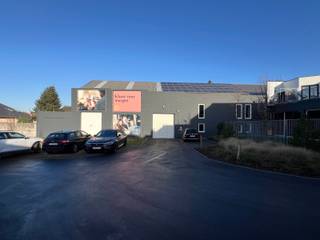 <strong>Opslagloods met kantoorfunctie</strong> op TOP - locatie te 1500 Halle. (in de buurt van ACTION, DREAMBABY, ...)<br />Dit pand is gesitueerd langsheen de Edingensesteenweg 22 te 1500 Halle. (actueel uitgebaat door VCDEVROEDE)<br />Gelegen achter showroom actueel uitgebaat door VCDEVROEDE (aankoop showroom optioneel - aparte verkoop)<br /><strong>Bebouwde oppervlakte: 575m2, bestaande uit: </strong><br />- Loods / magazijn: +/- 575 m2. Zadeldak. Goothoogte 500 cm, nokhoogte 930 cm.<br />- Kantoorfunctie op verdiep van +/- 180m2 bestaande uit:<br />Grote vergaderruimte - 34m2, 5 burelen (12, 13, 18, 11, 11 m2), centrale ruimte van 42 m2. Zone voor archief.<br />Zonnepanelen aanwezig op zadeldak opslagloods.<br /><strong>Vraagprijs: 685.000 € </strong>(verkoop onder registratierechten)<br /><br /><strong>Optioneel :</strong><br />- Mogelijkheid tot aankoop parking: links van de showroom is er een doorgang (550 cm breedte) naar achtergelegen geasfalteerde parking met 18 parkeerplaatsen. <br />- Mogelijkheid tot aankoop showroom aan de straatkant. (in optie)<br />(verkoopprijs te verkrijgen op aanvraag)<br /><br /><strong>Info: tel. Benoît Menschaert: 0476/76.40.47.</strong><br />info@investinrealestate.be