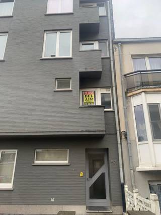 Deze studio 35 m2 bestaat uit inkomhal, woonkamer met open keuken, berging en badkamer met douche.<br />In de woonkamer staat een kast met uitklapbaar dubbel bed.<br />Studio op de eerste verdieping - geen lift in het gebouw.<br /><br />Maandelijkse huurprijs: 700 EUR + 50 EUR vaste kosten = 750 EUR per maand.<br />Onmiddellijk vrij.