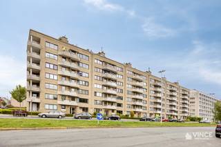 Op de vierde verdieping van een verzorgd en goed onderhouden gebouw bevindt zich dit ruim appartement met twee slaapkamers.<br />Het appartement werd functioneel ingericht en is voorzien van alle nodige comfort.<br /><br />De ligging is een absolute troef: centraal gelegen nabij het centrum van Ekeren, op wandelafstand van winkels, openbaar vervoer en andere voorzieningen.<br />Dankzij de vlotte verbinding met de belangrijkste invalswegen bereikt u bovendien snel zowel het centrum van Antwerpen als de haven.<br />Hierdoor is dit appartement bijzonder interessant voor eigen bewoning of als investering.<br /><br />De indeling omvat een ruime en lichtrijke leefruimte.<br />Aansluitend bevindt zich een aparte, uitgeruste keuken met gasfornuis en oven, evenals een afzonderlijke koelkast met vriesvak.<br />Vanuit de keuken is er toegang tot het terras aan de voorzijde.<br /><br />Verder beschikt het appartement over twee volwaardige slaapkamers.<br />De badkamer is uitgerust met een bad met geïntegreerde douche en een dubbele lavabo.<br />Het toilet is apart voorzien en bevindt zich in de nachthal.<br /><br />Daarnaast is er nog een aparte berging met aansluiting voor een wasmachine en een kelder die extra stockageruimte biedt.<br />De overname van het meubilair is bespreekbaar.<br /><br />Daarnaast vormt dit pand ook een interessante investeringsopportuniteit: het appartement is momenteel verhuurd en biedt zo een onmiddellijk rendement vanaf de aankoop.
