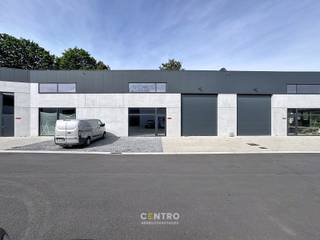 <p><u><strong>Benaderende AFMETINGEN:</strong></u><strong> </strong><br />15m x 17m + 2 parkeerplaatsen voor de deur.<br /><br /><u><strong>AFWERKING</strong>:</u><br />Metalen constructie met volledige overspanning (geen palen) -bevloering in gepolierde beton - wanden in cellenbeton - vrije hoogte: 6m, geïsoleerde elektrische sectionaalpoort (h: 4,5m; b: 4m) met afzonderlijke loopdeur (aluminium) - geïsoleerd plat dak met centrale lichtstraat - geïntegreerd rookluik en rookdetector.<br />Groot glaspartij voor burelen (gelijkvloers en verdieping).<br /><br /><u><strong>NUTSVOORZIENINGEN</strong>:</u><br />Elektriciteit (Drijfkracht, 3 x 400v, 32A), stads -en regenwater, internet en riolering. <br /> </p>

<p><u><strong>BESTEMMINGSMOGELIJKHEDEN</strong>:</u><br />Opslag, stockage van goederen en lichte productie<br /><br /><u><strong>LIGGING</strong>:</u><br />Op 1,5km van N44 (Aalter-Maldegem) en 4,5km van E40. Toegankelijk voor groot vrachtverkeer!<br /><br /><u>* BIjzonderheden:</u><br />- Brandklasse C.<br />- Huurprijs is exclusief 21% btw (100% recupereerbaar voor btw-plichtige), gemene kosten van het bedrijvenpark en onroerende voorheffing (conform aanslagbiljet).<br />- Onze referentie: <strong>P0505 </strong>op www.centro.be<strong> </strong>of contacteer ons op <strong>050 70 01 02</strong>.</p>
