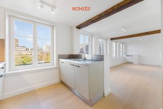 Dit exclusieve appartement bevindt zich op de tweede verdieping in het prestigieuze ‘Huyse Rosalena’, een prachtig gerenoveerd 18e-eeuws pand in het hart van Leuven. Het historische karakter werd met zorg en respect bewaard: originele elementen zoals hoge plafonds, sierlijsten en authentieke details zijn zorgvuldig gerestaureerd en stijlvol geaccentueerd. De gemeenschappelijke delen, met onder meer de statige trappenhal, ademen pure klasse. U geniet hier van een ruime open leefruimte die naadloos aansluit op de open keuken met aanpalende bergruimte. Verder beschikt het appartement over twee volwaardige slaapkamers, twee badkamers, en nog een apart toilet. De afwerking gebeurt met hoogwaardige materialen, met oog voor detail en comfort. U woont hier in een kleinschalig project van slechts vier appartementen, met alle rust en privacy die u zich kunt wensen. Op wandelafstand van de Vismarkt, het Klein Begijnhof en vlak bij het bruisende centrum van Leuven, combineert u hier een centrale ligging met een vlotte bereikbaarheid. Een extra troef is het energiezuinige EPC-B label. ‘Huyse Rosalena’ is wonen in pure klasse, waar historiek en hedendaagse luxe samenkomen. Meer info: via info@homies.be of bel 016/22.82.22.