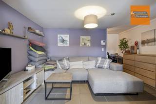 <p><span> </span></p><p><span>Ontdek dit unieke vastgoedaanbod dat perfect inspeelt op de wensen van zowel investeerders als particulieren. Deze eigendom op een perceel van 4a33ca verenigt rendement, flexibiliteit en wooncomfort, met een onmiddellijk opbrengstpotentieel.</span></p><p><span> </span></p><p><span>Het geheel bestaat uit twee volledig instapklare appartementen, een ruime hangar en twee privatieve buitenstaanplaatsen. Daarnaast leent de eigendom zich uitstekend tot </span><span>kangoeroewonen</span><span>.</span></p><p><span> </span></p><p><span>Beide wooneenheden genieten van veel natuurlijk licht en bieden een aangenaam wooncomfort. Een absolute meerwaarde zijn de twee uitzonderlijk ruime terrassen met zuidwestoriëntatie.</span></p><p><span> </span></p><p><span>Gelijkvloers appartement (1 slaapkamer)</span></p><p><span>Een lichtrijke leefruimte met open keuken (40m²)</span></p><p><span>Eén comfortabele slaapkamer (12m²)</span></p><p><span>Badkamer met badkamermeubel en douche </span></p><p><span>Twee toiletten </span></p><p><span>Een ruime berging </span></p><p><span>Een groot terras, ideaal om in alle rust te ontspannen (42m²)</span></p><p><span> </span></p><p><span>Duplex appartement (3 slaapkamers) – eerste verdieping</span></p><p><span>Drie volwaardige slaapkamers (8m², 13m² en 14m²)</span></p><p><span>Een ruime leefruimte met open keuken (45m²)</span></p><p><span>Een praktische berging </span></p><p><span>Een groot terras (35m²)</span></p><p><span>Badkamer met badkamermeubel, bad/douche en toilet </span></p><p><span>Apart toilet </span></p><p><span>Zolderruimte voor extra opslag </span></p><p><span> </span></p><p><span>Ruime hangaar (30m²) met aparte meterkast </span></p><p><span> </span></p><p><span>Twee privatieve buitenstaanplaatsen</span></p><p><span> </span></p><p><span>Interesse?</span><span> Neem vandaag nog contact op voor meer informatie of een bezoek.<br /><br /></span></p><p><span> </span></p><p><span> </span></p><p><span> </span></p>