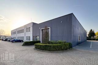 Magnifiek gelegen<strong> kantoorruimte van 529 m²</strong> te koop met visibiliteit vanaf de bedrijvige Pontbeeklaan aan de rand van Brussel (Zellik).<br />Fenomenale bereikbaarheid dankzij de nabijheid van de <strong>R0 en de E40. </strong><br /><br />De <strong>kantoorruimtes</strong> bevinden zich in het kwalitatieve <strong>Sphere Business Park</strong> , het gebouw is opgebouwd uit een stevige betonstructuur met polybetonvloeren (3 T/m²) en is uitgerust met moderne technieken zoals TL/LED-verlichting, ventilatiesystemen, een warmtepomp en airco die zowel kan verwarmen als koelen. Verwarming gebeurt via een recente gasketel, wat zorgt voor extra efficiëntie. Met maar liefst <strong>100 zonnepanelen</strong> en een energieneutraal op het 1ste verdiep biedt dit pand een vooruitstrevend antwoord op hedendaagse energie-uitdagingen.<br />Naast functionele troeven zoals een lift, camerabewaking en <strong>10 parkeerplaatsen</strong>, beschikt het gebouw ook over een ruime, rustige binnentuin, een volledig uitgeruste fitness en een luxueuze keuken op de 1ste verdieping.<br />Dit pand is uitermate geschikt voor uiteenlopende invullingen en biedt dankzij zijn moderne infrastructuur en energiezuinige karakter een bijzonder interessante opportuniteit voor wie toekomstgericht wil investeren.<br /><br />De <strong>opslagruimte van +/- 205 m²</strong> met een vrije hoogte van 6 m en geïsoleerd dak is bijzonder functioneel en kwalitatief afgewerkt, ideaal voor diverse logistieke of bedrijfsmatige toepassingen. Opgetrokken in een solide betonstructuur met polybetonvloeren die een belasting tot 3 T/m² aankunnen, biedt deze ruimte de nodige stevigheid voor zowel zware als lichte opslag. Dankzij een grote lichtstraat en efficiënte LED-verlichting is de ruimte aangenaam verlicht, <strong>2 ruime sectionale poorten</strong> van 4 m B x 4,5 m H zorgen voor een vlotte toegang. <br /><br />Aarzel niet en contacteer<strong> PANORAMA B2B</strong> voor bijkomende inlichtingen, plannen of een plaatsbezoek <strong>0477 09 00 09</strong>.