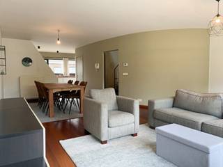 <strong>Ruime bel-étagewoning met stadstuin, terras en garage in Turnhout. EPC: 175 kWh/m²/jaar • Beschikbaar: Onmiddellijk.<br /><br />Ligging: </strong>Deze verzorgde bel-étagewoning bevindt zich in de Zangbergstraat, een rustige en aangename woonomgeving op wandelafstand van winkels, scholen, openbaar vervoer en het centrum van Turnhout. Dankzij de vlotte verbindingen richting ring en E34 woon je hier centraal én comfortabel.<br /><br /><strong>Indeling: +0: </strong>Inkomhal, garage, wasplaats, tuin • <strong>+1: </strong>toilet, leefruimte, terras, keuken, berging • <strong>+2: </strong>2 slaapkamers, badkamer, berging • <strong>+3: </strong>zolder<br /><br /><strong><strong>Beschrijving: </strong></strong>Op het gelijkvloers kom je binnen via de inkomhal met toegang tot de garage, waar bovendien een laadpaal voor elektrische wagens is voorzien. Achteraan bevindt zich een handige wasplaats en toegang tot de onderhoudsvriendelijke stadstuin, ideaal om in alle rust te genieten.<br />Op de eerste verdieping bevindt zich de gezellige leefruimte met veel lichtinval en een open keuken. Deze leefruimte sluit mooi aan op het ruime terras, uitgerust met een zonneluifel, waardoor je hier het hele jaar door aangenaam kan vertoeven. Een aparte berging en een gastentoilet maken deze verdieping compleet.<br />De tweede verdieping biedt twee comfortabele slaapkamers, waarvan één voorzien is van airconditioning. De badkamer beschikt over een bad, toilet en wasmeubel, en ook hier is extra bergruimte aanwezig. De bovenste verdieping herbergt een ruime zolder, ideaal als opslagruimte.<br />Dankzij de gasverwarming, vliegramen en de praktische indeling is deze woning niet alleen comfortabel, maar ook bijzonder functioneel. Een ideale woonst voor wie ruimte, comfort en een goede ligging weet te waarderen.<br /><strong><br /></strong><strong>Bijzonderheden:<br /></strong>• Beschikbaar: <br />• Vliegenramen in leefruimte en keuken<br />• Zonneluifel aan terras op verdieping<br />• Leuke, onderhoudsvriendelijke stadstuin met 2 terrassen.