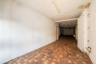 Gelegen op een gunstige locatie nabij het centrum van Bever, vinden we dit ruime handelspand met een totale bruikbare oppervlakte van ca. 294 m².Het...