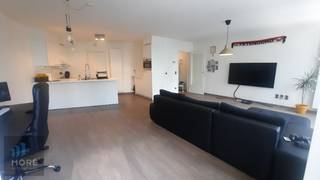 <strong>Charmant 1-slaapkamerappartement</strong> op centrale ligging en op wandelafstand van het strand en de zeedijk te Heist aan Zee. <u>Indeling</u>: inkomhal, woonkamer met grote raampartijen uitgevend op het balkon, open keuken, berging, slaapkamer, douchekamer, toilet en grote privatieve kelder. Mooie huuropbrengst mogelijk. Ruime gemeenschappelijke fietsenberging op het gelijkvloers. <u>EPC label A.</u><br /><br /><br /><span><strong>Tekoopstelling onder voorwaarden; Zie www.more.be, "bijlagen" en onder voorbehoud van beschikbaarheid.</strong></span><br />