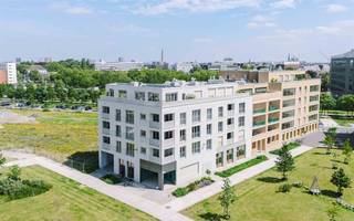 <p><span>GENT - Uniek penthouse met panoramisch terras in groene stadsontwikkeling nabij het centrum</span></p><p><span> </span></p><p><span>Op de bovenste verdieping van Residentie Artevelde (2023) bevindt zich dit ruime en energiezuinige penthouse met uitzonderlijke terrassen van ca. 113m². De combinatie van royale terrassen, grote raampartijen, hedendaagse architectuur en een groene ligging, maken dit appartement een uitzonderlijke opportuniteit met hoge mate van privacy en een unieke buitenbeleving.</span></p><p><span> </span></p><p><span>Het penthouse maakt deel uit van de Tondeliersite, een moderne stadsontwikkeling waar wonen, duurzaamheid en community centraal staan. De site bevindt zich op korte afstand van het centrum van Gent in een autoluwe woonomgeving en geniet daarnaast van een prachtige groene ruimte, voorzieningen en vlotte verbindingen.</span></p><p><span> </span></p><p><span>De belangrijkste troeven </span></p><ul><li><span>Panoramische vergezichten op het Tondelierpark en de stad</span></li><li><span>Nieuwbouwresidentie uit 2023</span></li><li><span>Top floor: vierde en bovenste verdieping</span></li><li><span>Royale terrassen van ca. 113m² met verschillende oriëntaties</span></li><li><span>Flexibele indeling: mogelijkheid om een extra kamer te creëren</span></li><li><span>Grote raampartijen, hoge plafonds en parketvloeren</span></li><li><span>Voorzien van moderne en energiezuinige technieken (BEN): airconditioning op warmtepomp, zonnescreens en zonnepanelen</span></li><li><span>Lage energiekosten: vloerverwarming via warmtenet</span></li><li><span>Luxueuze inbouwkeuken met massieve natuursteen en Miele-toestellen</span></li><li><span>Ondergrondse staanplaats en individuele laadpaal</span></li><li><span>Gemeenschappelijke fietsenberging met drie gereserveerde plaatsen</span></li><li><span>Gemeenschappelijke leefruimte met keuken en sanitair voor de bewoners van het gebouw, gelegen op het gelijkvloers</span></li></ul><p><span> </span></p><p><span>De indeling</span></p><p><span>Het penthouse is gelegen op de vierde en bovenste verdieping en is bereikbaar via de lift. De inkomhal beschikt over een apart gastentoilet en de mogelijkheid tot het plaatsen van een vestiairekast.</span></p><p><span> </span></p><p><span>Via een stalen deur bereikt u de ruime en lichtrijke leefruimte. De grote raampartijen en hoge plafonds zorgen voor een aangenaam ruimtegevoel. Vanuit de leefruimte is er rechtstreekse toegang tot het hoofdterras van ca. 85m², dat een prachtig zicht biedt over het park en de Gentse skyline. De open keuken is uitgerust met kwalitatieve toestellen van Miele. Aansluitend bevindt zich een praktische berging met aansluiting voor wasmachine en droogkast. Het bijkomende terras van ca. 26m² is toegankelijk via de keuken.</span></p><p><span> </span></p><p><span>Via de nachthal komen we aan in de eerste slaapkamer die beschikt over bijkomende kastruimte en een eigen badkamer met douche en lavabomeubel. De tweede slaapkamer geniet van een prachtige lichtinval en beschikt daarnaast over een aparte tweede badkamer en toegang tot beide terrassen.</span></p><p><span> </span></p><p><span>De huidige indeling biedt bovendien de mogelijkheid om een derde kamer te creëren. Deze kan worden ingericht als bureauruimte of als extra slaap- of logeerkamer.</span></p><p><span>Bij het penthouse horen drie exclusief gereserveerde plaatsen in de gemeenschappelijke fietsenberging. Daarnaast is er een ondergrondse autostaanplaats met laadpaal beschikbaar.</span></p><p><span> </span></p><p><span> </span></p><p><span>Over de Tondeliersite</span></p><p><span>De Tondeliersite vormt een nieuwe en duurzame stadswijk nabij het centrum van Gent. De ontwikkeling combineert woningen en appartementen met groene publieke ruimte en gemeenschappelijke voorzieningen. De gemeenschappelijke leefruimte in het gebouw versterkt het community-gerichte karakter van de site en biedt bewoners bijkomende ruimte voor ontmoeting en gedeeld gebruik.</span></p><p><span> </span></p><p><span>Belangrijk</span></p><p><span>Richtprijs penthouse: 898.000 EUR</span></p><p><span>Richtprijs staanplaats: 50.000 EUR</span></p><p><span>EPB Label A: 41 kWh/m² jaar (E21)</span></p><p><span> </span></p><p><span>Benieuwd? Contacteer Axel Lenaerts makelaars voor meer info of een bezoek via <span>Laurens@axellenaerts.be</span></span><span> of 09 245 24 24</span></p><p><span> </span></p>