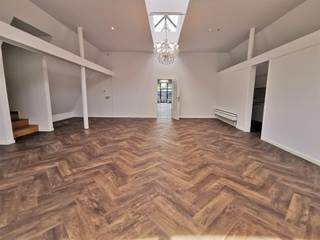 Batiment commercial avec diverses possibilités à un excellent emplacement.Ce bâtiment de 1275m² se compose de :-            Dépot de 897 m² au...