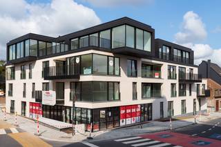 <p><b>Indien u aan de voorwaarden voldoet, kan dit project onder de 6% btw-regeling vallen! Contacteer ons voor meer info!</b></p><p><br /></p><p>Een luxueus woonproject onder de kerktoren van Zwevegem.</p><p>Wonen in een appartementsgebouw op de meest centrale ligging, met een uniek zicht op de imposante &amp;quot;Sint-Amanduskerk&amp;quot;. Horeca, winkels, sport, cultuur &amp;amp; natuur, ... alles op slechts enkele minuten wandelen.</p><p>23 ruime appartementen die luxueus worden afgewerkt. Royale terrassen tot wel 40m² met zicht op een prachtig aangelegde binnentuin! Ontdek de keuzemogelijkheden, de hoge afwerkingsgraad en uw droomappartement!</p><p>Een realisatie van Groep Thiers, met meer dan 50 jaar ervaring zeker een referentie in onze streek! Deze projectontwikkelaar staat dan ook garant voor een zeer mooi en kwalitatief afgewerkt project.</p><p>Alle plannen zijn beschikbaar op kantoor.</p><p>Informeer snel om uw droomappartement te leren kennen!!</p>