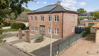 <h2><span>Ruime, instapklare villa met zwembad in rustige doodlopende straat</span></h2><p><span>In een rustige en groene woonomgeving, aan het einde van een doodlopende straat in Oostmalle, bevindt zich deze ruime en uitstekend onderhouden open bebouwing op een perceel van ca. </span><span>800 m²</span><span>. Met een bewoonbare oppervlakte van ca. </span><span>245 m²</span><span>, vier slaapkamers, een verwarmd zwembad en een bijzonder veelzijdige indeling biedt deze woning heel wat wooncomfort en privacy.</span></p><p><span>Bij het betreden van de woning komen we binnen in een ruime inkomhal met rechtstreekse toegang tot de leefruimtes. Een bijzondere troef is de aanwezigheid van </span><span>twee afzonderlijke leefruimtes</span><span>, waardoor de woning zich uitstekend leent voor een groot gezin, thuiswerk of de combinatie wonen en vrij beroep.</span></p><p><span>De vernieuwde en volledig uitgeruste leefkeuken vormt het hart van de woning en sluit mooi aan op de lichtrijke veranda. Dankzij de grote glaspartijen geniet u hier volop van het zicht op de verzorgde, volledig omheinde tuin en het zwembad.</span></p><p><span>Verder vinden we op het gelijkvloers een praktische wasplaats/berging, een afzonderlijke bureauruimte en een ruime inpandige garage.</span></p><p><span>Op de eerste verdieping bevinden zich </span><span>vier volwaardige slaapkamers</span><span> en een verzorgde badkamer voorzien van zowel ligbad als douche. De vloeren op deze verdieping werden recent vernieuwd. Een afzonderlijk toilet vervolledigt deze verdieping. Daarnaast beschikt de woning over een zolder die bijkomende bergruimte en verdere mogelijkheden biedt.</span></p><p><span>Ook buiten is het bijzonder aangenaam vertoeven. De afgesloten tuin biedt veel privacy en beschikt over een </span><span>verwarmd zwembad</span><span>, ideaal om tijdens de warmere maanden volop van het buitenleven te genieten.</span></p><p><span>Ook op energetisch vlak werd verder geïnvesteerd. Het bestaande EPC bedraagt </span><span>191 kWh/m²</span><span>, maar dateert van vóór de meest recente energetische verbeteringen. Sindsdien werden door de huidige eigenaars </span><span>bijkomende zonnepanelen en thuisbatterijen</span><span> geplaatst. Hierdoor is de woning vandaag energetisch verder geoptimaliseerd en kan het actuele energieprestatieniveau gunstiger zijn dan het bestaande EPC doet vermoeden.</span></p><p><span>Verder beschikt de woning onder meer over dubbele beglazing, centrale verwarming, vloerverwarming en rolluiken. De woning is bovendien asbestveilig.</span></p><h3><span>Troeven</span></h3><ul><li><span>Zeer rustige ligging in een </span><span>doodlopende straat</span></li><li><span>Open bebouwing op ca. </span><span>800 m²</span></li><li><span>Ca. </span><span>245 m² bewoonbare oppervlakte</span></li><li><span>4 ruime slaapkamers</span></li><li><span>Twee afzonderlijke leefruimtes</span></li><li><span>Vernieuwde leefkeuken</span></li><li><span>Lichtrijke veranda met zicht op de tuin</span></li><li><span>Recent vernieuwde vloeren op de verdieping</span></li><li><span>Verwarmd zwembad</span></li><li><span>Volledig omheinde tuin met veel privacy</span></li><li><span>Garage, bureau, wasplaats/berging en zolder</span></li><li><span>Zonnepanelen aangevuld met </span><span>extra zonnepanelen en thuisbatterijen</span></li><li><span>Bestaand EPC van 191 kWh/m², opgemaakt vóór de recentste energetische investeringen</span></li><li><span>Vloerverwarming en rolluiken</span></li><li><span>Asbestveilige woning</span></li><li><span>Geen renovatieverplichting volgens het bestaande EPC</span></li><li><span>P-score A en G-score A</span></li></ul><p><span>Een ruime en verzorgde gezinswoning waar </span><span>rust, ruimte, energiezuinigheid en buitenleven</span><span> mooi samenkomen, op korte afstand van het centrum van Oostmalle.</span></p>