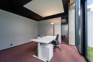 In het bedrijvencentrum V.Futurum bieden wij een moderne kantoorruimte te huur aan in Roeselare. Dit innovatieve bedrijfsvastgoed is ontworpen om ondernemingen te verbinden en samenwerking te stimuleren. Bent u op zoek naar een representatieve kantoorruimte te huur op een dynamische locatie? Dan biedt dit centrum de ideale uitvalsbasis voor uw onderneming.<br /><br />Het pand is uitstekend gelegen aan de Rijksweg in Roeselare, vlak bij het centrum. Dankzij deze strategische locatie kent de kantoorruimte te huur een vlotte verbinding met de belangrijkste uitvalswegen in de regio Roeselare.<br /><br />Oppervlakte: verschillende units beschikbaar van 14,8 m² tot 28 m².<br /><br />- Bemeubelde kantoren voorzien van ergonomisch afstelbaar meubilair<br /><br />- Individuele klimaatregeling en aangepaste verlichting per kantoor<br /><br />- Eigen, beveiligd netwerk per kantoorruimte<br /><br />- Onthaal met aanmeldmogelijkheden voor uw klanten<br /><br />- Sanitair per verdieping en een volledig ingerichte keuken met Miele-toestellen<br /><br />Aarzel niet om deze unieke kans te ontdekken. Bent u op zoek naar bedrijfsvastgoed bestaande uit een kantoor te huur in Roeselare? Aarzel dan niet om ons te contacteren op het nummer 051 21 22 23.<br /><br />Dit betreft een terbeschikkingstelling van kantoren met diensten.<br /><br />Bestuursmaatregelen in het maatregelenregister: nee