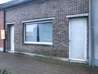 Disposition comme suit :Rez-de-chaussée :- Porte d'entrée qui mène aux escaliers menant au premier étage et à l'accès à l'espace de vie...