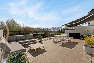 Idéalement situé et bénéficiant d'une vue magnifique, nous trouvons ce duplex élégant à Putte. Le joyau absolu est la terrasse orientée plein sud...