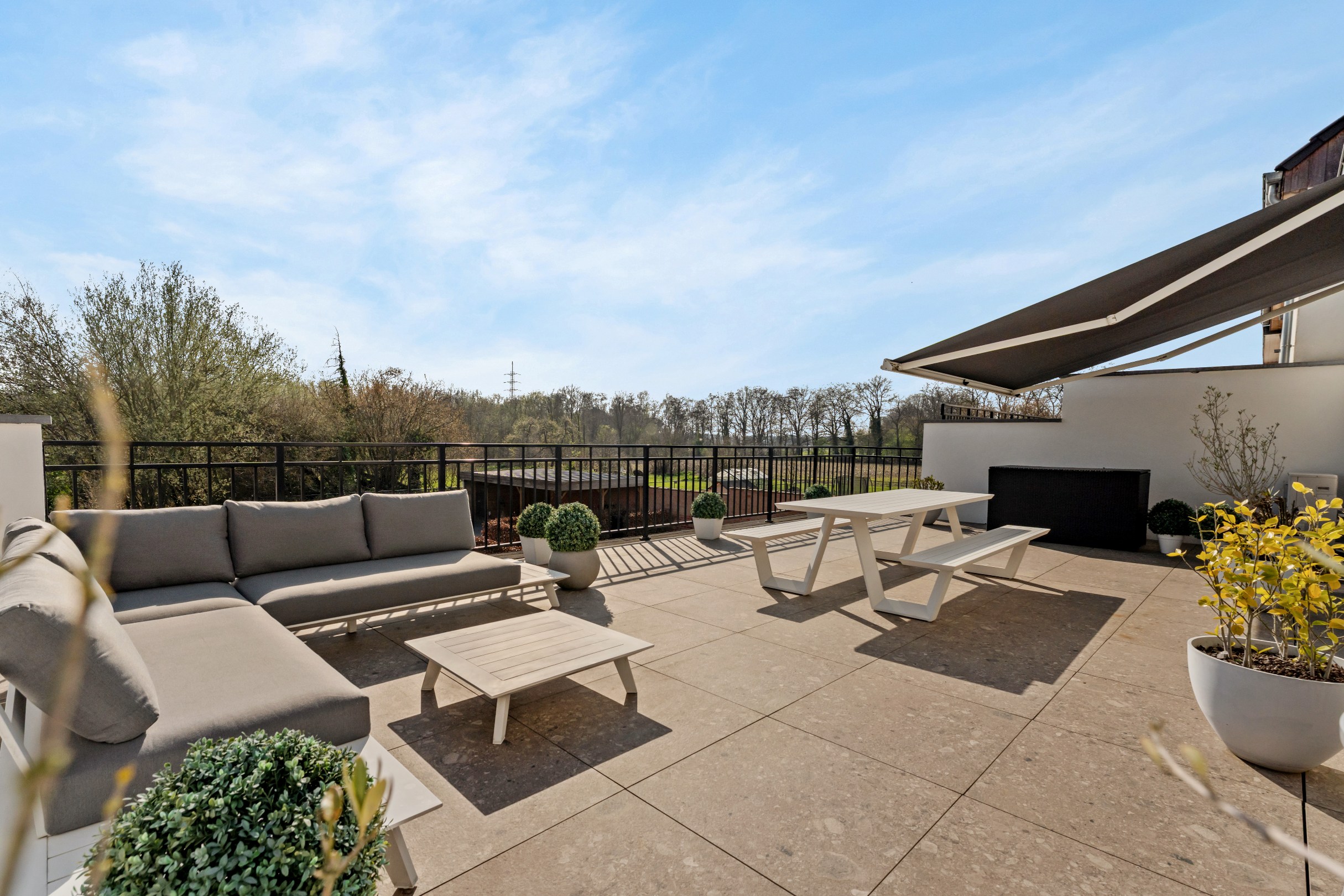 Magnifique duplex avec une grande terrasse ensoleillée (65 m²) et vue sur le vert. - photo 2