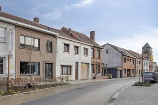 Gelijkvloers:- Inkomhal op tegelvloer- Woonkamer (ca 39m²) met een groot schuifraam naar het terras- Keuken, ingericht met een dubbele...