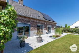 <p><strong><u>OPENDEURDAG OP ZATERDAG 5 SEPTEMBER 2026 ( op afspraak)</u></strong><br /><br />U kunt een BOD uitbrengen op deze woning, rekening houdend met de AANVANGSPRIJS van <strong><u>€ 475.000,00 </u></strong>elk hoger BOD wordt voorgelegd aan de eigenaars die al dan niet kunnen ingaan op dit aanbod.<br /><br />Gelegen in het charmante Ruddervoorde, aan de Torhoutsestraat, vindt u dit stijlvolle <strong>huis dat in 2005 is gebouwd</strong> en <strong>in 2020 met zorg is gerenoveerd.</strong> De woning biedt een moderne en frisse uitstraling, perfect voor wie op zoek is naar een instapklare leefruimte in een rustige omgeving. Met een perceeloppervlakte van<strong> 455 m² en een bewoonbare oppervlakte van 203 m²</strong> heeft u volop mogelijkheden om te genieten van de buitenruimte, terwijl het interieur functioneel is ingedeeld. Binnenin het huis bevinden zich <strong>drie mooie slaapkamers,</strong> elk ontworpen met het oog op rust en ontspanning. <strong>De sfeervolle badkamer met ligbad en douche , toilet en wastafel in meubel bieden U alle comfort</strong>. De open keuken biedt een ideale plek om te koken en te ontspannen met een ruimte voorzien als bureau. Met parkeerplaatsen is dit pand ook praktisch voor bewoners met een auto. Deze woning is niet alleen een fijn thuiskomst, maar ook een plek waar u volop kunt genieten van een zorgeloos leven in een warme en uitnodigende omgeving. <strong>Energielabel B</strong>.<strong> Boorputwater en regenwater aanwezig</strong>.<br /><br /><strong><u>Gelijkvloers:</u></strong></p>
<ul>
<li><strong>Inkomhal met apart toilet;</strong></li>
<li><strong>Ruimte voor vestiairekast;</strong></li>
<li><strong>Lichtrijke leefruimte met prachtig zicht op de tuin;</strong></li>
<li><strong>Volledig ingerichte keuken met alle toestellen;</strong></li>
<li><strong>Ruimte voorzien als bureau;</strong></li>
<li><strong>Praktische berging aan de keuken waar er mogelijkheid is om een ingebouwde frigo/koelcel te voorzien;</strong></li>
<li><strong>Wasplaats/berging met achterdeur;</strong></li>
<li><strong>Dubbele carport en oprit ideaal om meerdere wagens te parkeren;</strong></li>
<li>Prachtige terras van <strong>48 vierkante meter</strong> & tuin met mooie uitzichten;</li>
<li>Leuke vijver in het terras;</li>
<li><strong>Overkapping met buitenbar</strong> dit is ideaal voor deze warme zomers.</li>
</ul>
<strong><u>Eerste verdieping:</u></strong>
<ul>
<li>3 mooie slaapkamers <strong>(21,28 m² & 13 m² & 12,45 m²)</strong>; </li>
<li>Dressing;</li>
<li>Mooie Badkamer met Douche en ligbad, wastafel in meubel en toilet.</li>
</ul>
<strong><u>Troeven:</u></strong>
<ul>
<li><strong><u>16 zonnepanelen;</u></strong></li>
<li><strong><u>Asbestveilig;</u></strong></li>
<li><strong><u>Boorputwater en regenwater aanwezig;</u></strong></li>
<li><strong><u>Energielabel B;</u></strong></li>
<li><strong><u>In 2020 gerenoveerd;</u></strong></li>
<li><strong>Aircosysteem aanwezig in de slaapkamer en de leefruimte.</strong></li>
</ul>
<br />Meer informatie of een bezoek aan deze INSTAPKLARE WONING? Contacteer ons via: oostkamp@caenen.be
