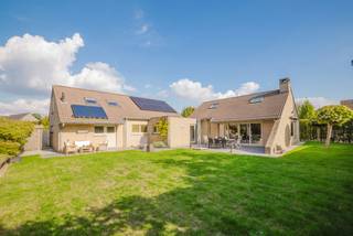 Kijkdag: zaterdag 11 april 2026 (reserveer een moment: 0472/62.03.60)LiggingDeze veelzijdige woning geniet van een rustige en gunstige ligging in...