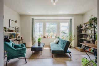Op zoek naar een appartement met karakter op een topligging? Dit gezellige duplex-appartement op de Graanmarkt, op wandelafstand van de Grote Markt maakt deel uit van een kleinschalige residentie bestaande uit een handelszaak en slechts twee appartementen.<br /><br />Via een trap bereikt u de 2de verdieping, waar u binnenkomt in de inkomhal met ingemaakte kasten. Vervolgens betreedt u de lichtrijke leefruimte en de ruime eetkeuken Verder is er op deze verdieping een praktische wasberging aanwezig.<br /><br />Via enkele treden bereikt u het tussenverdiep met een afzonderlijk toilet. Daarna komt u op het aangename terras aan de achterkant van het gebouw met een ruime terrasberging, ideaal voor extra opslag.<br /><br />Op de bovenverdieping bevinden zich de slaapkamer en de badkamer, uitgerust met een douche, lavabomeubel en voldoende bergruimte.<br /><br />Een bijkomende troef? Er zijn geen syndickosten, wat de maandelijkse woonkost extra aantrekkelijk maakt.<br /><br /><br />Waarom dit appartement overwegen?<br /><br />✔ Topligging nabij de Grote Markt<br />✔ Kleinschalige residentie<br />✔ Lichtrijke leefruimte<br />✔ Ruime eetkeuken<br />✔ Terras met berging<br />✔ Geen syndickosten<br />✔ Ingemaakte kasten aanwezig<br /><br />Het appartement is beschikbaar vanaf 1 september 2026. Wij zijn op zoek naar een huurder die zich wenst te engageren voor een huurovereenkomst van 1,5 jaar.<br /><br />Geïnteresseerd? Vul eenvoudig het contactformulier in en we nemen spoedig contact op.