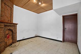 <p><span>STARTPRIJS: Elk bod boven deze startprijs, wordt voorgelegd aan de eigenaars, die al dan niet kunnen in gaan op dit aanbod.</span></p><p><span> </span></p><p><span>Stevige woning met grote tuin op 1.112 m², tal van mogelijkheden.</span></p><p><span> </span></p><p><span>In het gezellige dorp Woumen, deelgemeente van Diksmuide, vinden we deze halfopen bebouwing met ruime tuin op een totale grondoppervlakte van </span><span>1.112 m²</span><span>. Met een bewoonbare oppervlakte van </span><span>263 m²</span><span> is dit de perfecte opportuniteit voor verbouwers of voor wie op zoek is naar een woning met een sterke basis en groot potentieel.<br /><br /></span><span>Indeling van de woning:</span></p><ul><li><span>Gelijkvloers:</span><span> inkomhal, leefruimte met toegang tot de kelder, ruime woonkeuken, nachthal, apart toilet, badkamer, grote slaapkamer, berging en wasplaats. Daarnaast is er een grote garage aanwezig.</span></li><li><span>Verdieping:</span><span> drie slaapkamers en een bijzonder ruime zolder, ideaal om extra kamers te creëren of te gebruiken als opbergruimte/hobbyruimte.</span></li></ul><p><span>Achteraan bevindt zich de uitgestrekte tuin waar elke tuinliefhebber zich volledig kan uitleven.<br /><br />De woning ligt op een gunstige locatie: winkels en school bevinden zich op korte afstand. Bovendien ligt Woumen centraal ten opzichte van Klerken en Diksmuide (3 km), Langemark (12 km) en Ieper (18 km), wat het een ideale uitvalsbasis maakt.<br /><br />Kortom: dit pand is een unieke kans voor investeerders of gezinnen die dromen van een karaktervolle woning met veel ruimte en mogelijkheden.<br /><br />Mis deze opportuniteit niet en neem vandaag nog contact met ons op!<br /> </span></p>