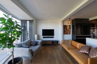 Appartement idéalement situé offrant une vue magnifique sur l’Escaut, au sein d’un petit immeuble dans un emplacement privilégié entre le centre historique et le quartier Zuid.<br /><br />L’ascenseur permet d’accéder directement à l’appartement situé au deuxième étage. L’agréable espace de vie, doté d’un parquet, bénéficie d’une superbe vue sur l’Escaut et donne accès à un balcon permettant de profiter pleinement de cette vue panoramique.<br />La cuisine ouverte entièrement équipée avec îlot central est attenante au séjour et s’intègre harmonieusement à l’espace de vie. Un espace de rangement pratique complète l’ensemble.<br /><br />À l’arrière de l’appartement se trouve la chambre, actuellement divisée en deux espaces. La salle de bains est équipée d’un lavabo, de toilettes et d’une douche. L’appartement dispose également de toilettes séparées pour les invités.<br /><br />L’appartement bénéficie d’une excellente situation dans un quartier agréable et animé. Le Zuidpark, la charmante Kloosterstraat avec ses nombreux commerces, galeries et établissements horeca, ainsi que de nombreuses autres commodités, sont accessibles à pied. Le centre-ville historique et le quartier Zuid sont également facilement accessibles.