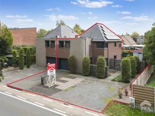 <p>Deze charmante energiezuinige woning is gebouwd in 2009 met enkel de beste materialen. Vanbinnen is de woning ruim opgezet en voorzien van alle gemakken, de woonkamer en 2 slaapkamers beschikken over airco. Schitterend EPC label A, 71 kWh.<br /><br />De woning is rustig gelegen, maar toch zijn alle winkels, scholen, supermarkten, openbaar vervoer,... vlot bereikbaar. Vanuit de woning zijn er diverse wandel - &amp; fietsroutes bereikbaar, langs het kanaal is het heerlijk wandelen.<br /><br /><u><strong>Enkele troeven:</strong></u></p>
<ul><li>3 slaapkamers</li><li>Dicht bij het centrum van Neerpelt</li><li>Zeer ruime woonkamer en open keuken</li><li>Instapklaar, bij de bouw enkel gebruik gemaakt van de beste materialen</li><li>Energiezuinig met een EPC-score van: 71 kWh/(m² jaar), label A</li></ul>
<u><strong>Indeling</strong>:</u>
<ul><li>Gelijkvloers: inkomhal, toilet, woonkamer, keuken, wasplaats, inpandige garage</li><li>1e verdieping: slaapkamer, slaapkamer, slaapkamer, badkamer, apart toilet, berging, zolder</li><li>Buiten: volledig omheind, tuinhuis, overdekt en zonnig terras</li></ul>