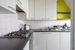 <p>Dit aangename dakappartement is gelegen in de Jorezstraat te Anderlecht, op de derde verdieping van een verzorgd en recent gebouw uit 2007. Het appartement is vlot bereikbaar met de lift of trap.</p><p>Deze ligging geniet van een uitzonderlijk goede bereikbaarheid met metro en bus richting centrum Brussel. Winkels, scholen en belangrijke invalswegen bevinden zich in de directe omgeving. </p><p>De inkomhal geeft toegang tot de aangename leefruimte met aansluitend een ingerichte keuken. Het appartement telt twee slaapkamers, waarvan één uitgeeft op het terras. Ideaal om van een rustige buitenruimte te genieten. Zeker aangezien de slaapkamers en dit balkon achteraan gelegen zijn.<br />Verder is er een badkamer met lavabo en douche in bad, een apart toilet en een praktische berging.</p><p>Ook is er een privatieve kelderruimte aanwezig en inbegrepen in de verkoopprijs.</p><p></p><p>Extra troeven:</p><ul><li><p>Individuele gasketel,</p></li><li><p>Conforme elektrische keuring,</p></li><li><p>EPC-label D,</p></li><li><p>Momenteel verhuurd, ideaal als investering.</p></li></ul><p>Een interessante opportuniteit op een centrale locatie in Anderlecht, met een uitstekende verbinding naar Brussel en alle dagelijkse voorzieningen binnen handbereik. </p>