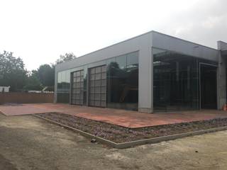 Industrieel gebouw met een oppervlakte van 870m². Goede ligging op 3km van de autosnelweg E314. Door de grote glaspartij in de voorgevel en de...