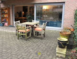 <p><span>Deze nieuwbouw van 2007 is gelegen in Antwerpen-Dam, om de hoek van het Eilandje en makkelijk bereikbaar via de Noorderlaan richting haven enerzijds en het stadscentrum anderzijds. De straat is autoluw en is een charmante mix van nieuwbouw en oude pakhuizen.</span></p><p><span>Het betreft een gelijkvloers appartement van 80m². Via de centrale inkomhal komen we in de leefruimte. Deze leefruimte met houten parketvloer is noord georiënteerd en via een schuifdeur staat deze in relatie tot een ruim betegeld terras van 50m². Er is toegang tot de gemeenschappelijke binnentuin en de straat. De keuken met toestellen is praktisch ingedeeld en is voorzien van toestellen. De grote en kleinere slaapkamers liggen vooraan het appartement. De betegelde badkamer heeft een ligbad en lavabomeubel, toilet is apart. </span></p><p><span>KWALITEITEN:<br />> gebouw van 2007, instapklaar appartement<br />> terras van 50m² met toegang tot de gemeenschappelijke tuin<br />> epc label: B </span></p><p><span> </span></p><p><span>Voor meer informatie: <span>www.immodelaet.be</span></span><span> </span></p><p><span>Interesse in GRATIS SCHATTING van uw eigendom? Contacteer ons! 03/644.00.88 – <span>info@immodelaet.be</span></span><span> </span></p><p><span> </span></p><p><span> </span></p>