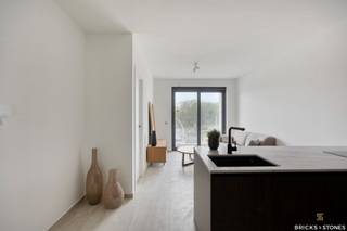 <p>Dit volledig bemeubeld, energiezuinig nieuwbouw appartement met twee ruime slaapkamers.<br /><br />Aangename en lichtrijke leefruimte dankzij de grote raampartijen. Aansluitend vinden we een volledig geïnstalleerde keuken voorzien van kwalitatieve inbouwtoestellen en praktische kastruimte. Aansluitend bevindt zich een ruim en zonnig terras, ideaal om in alle rust te genieten. Ingerichte badkamer voorzien van inloopdouche en wastafel. Privatief gasten toilet aanwezig.<br /><br />Zeer centraal gelegen, vlakbij alle invalswegen.<br /><br />De architectuur ademt kwaliteit en duurzaamheid uit. Elk appartement beschikt over een doordachte indeling, zonovergoten terrassen en hedendaagse afwerking. Warmtepompen en zonnepanelen zorgen voor een energiezuinige en toekomstgerichte woonervaring.<br /><br />Troeven:<br />- Volledig gemeubeld – voorzien van huisraad<br />- Open keuken met moderne toestellen<br />- Lage algemene kosten<br />- Gelegen vlakbij het water<br />- Vlotte verbinding met openbaar vervoer, winkels en horeca</p>