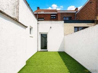 <p>Te koop, een charmante gesloten woning gelegen aan de Jules Bordetlaan in Ronse. Deze uitnodigende woning biedt een ruime bewoonbare oppervlakte van 171 m² en een gezellige tuin op een perceel van 96 m². U komt binnen in een lichte woonkamer die moeiteloos overloopt naar de volledig ingerichte keuken, perfect voor het bereiden van heerlijke maaltijden. Het pand beschikt over vier comfortabele slaapkamers en een badkamer, waardoor deze woning ideaal is voor zowel gezinnen als individuen die op zoek zijn naar ruimte en comfort. De praktische kelder biedt extra opslagruimte, wat de functionaliteit van de woning verhoogt.</p>
<p>Gelegen in een rustige omgeving, geniet u van de voordelen van het wonen in de stad zonder in te boeten op rust en privacy. Dankzij de doordachte indeling is het gemakkelijk om een persoonlijke touch aan de ruimtes te geven en optimaal gebruik te maken van de beschikbare vier slaapkamers. Fijn ook dat het gelijkvloers ruimte biedt voor een gastentoilet, wat het comfort verder vergroot. Met zijn aantrekkelijke ligging nabij lokale voorzieningen en het stadscentrum, is deze woning niet alleen een plek om te wonen, maar ook een thuis waar u echt kunt ontspannen.</p>
