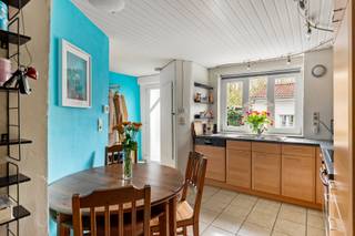 <p><strong>Charmant steenbakkerijhuisje met tuin en karakter</strong></p>
<p>Op zoek naar rust, groen en een warme community? Of wil je gewoon even ontsnappen aan de drukte? Dan is dit unieke steenbakkerijhuisje misschien precies wat je zoekt.</p>
<p>Deze woning, gebouwd in 1982 en deel uitmakend van beschermd erfgoed, straalt authenticiteit en karakter uit.</p>
<p>Vooraan is de woning bereikbaar via een gemeenschappelijke servitudeweg, waar buren elkaar ontmoeten en een fijne sfeer heerst. Binnen geniet je echter van volledige privacy.</p>
<p>De indeling is praktisch en gezellig: een leefkeuken, badkamer met bad/douche en toilet, en boven twee slaapkamers met extra mezzanine voor opslag.</p>
<p>Achteraan vind je een extra ruimte die kan dienen als leefruimte met zicht op de ruime privétuin van meer dan 140 m². De tuin loopt door tot aan een zeer ruime garage met veel opbergmogelijkheden.</p>
<p>De woning is omringd door groene wandelgebieden en biedt vlotte toegang tot openbaar vervoer, winkels en andere voorzieningen.</p>
<p><em>Extra troeven: geen renovatieverplichting en elektriciteit is conform.</em></p>
<p>Hou je van karakter, groen en een gezellige woonomgeving? Dan is dit zeker een woning om te ontdekken.</p>
<p></p>
<p>Interesse? Aarzel zeker niet en contacteer ons: info@jamar.immo, 03 435 31 33</p>