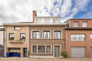 Ruime woning met o.a. 6 slaapkamers nabij het centrum van Turnhout en vlakbij de Nieuw Kaai van Turnhout. Winkels, horeca, scholen, openbaar...