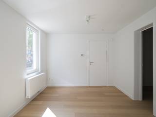 <strong>Kwaliteitsvolle gerenoveerd appartement nabij het Groenevalleipark en de Coupure.</strong><br /><br /><em>Voor meer informatie, mail naar info@carloeggermont.be</em><br /><br />Het appartement bevindt zich <strong>nabij het Groenevalleipark</strong>, de <strong>Coupure</strong> en op<strong> wandelafstand </strong>van het <strong>bruisende stadscentrum.</strong> Een <strong>vlot bereikbare locatie</strong> in de<strong> </strong>nabijheid van diverse<strong> hogescholen en universiteiten.</strong><br /><br />De unit maakt deel uit van een <strong>kleinschalige residentie</strong> (11 units), wat zorgt voor een <strong>eenvoudige beheerstructuur</strong> met <strong>lage maandelijkse kosten. </strong>Ze werden totaal<strong> gerenoveerd (2025) </strong>met <strong>extra aandacht </strong>voor<strong> isolatie en esthetiek, </strong>wat zich vertaalt in een<strong> uitstekende EPC A score </strong>van<strong> 76 kWh.<br /><br />Extra troef </strong>zijn de <strong>zonnepanelen </strong>die<strong> privatief zijn aangesloten!</strong><br /><br />Elke unit beschikt over een <strong>uitgeruste keuken</strong>, een<strong> aparte slaapkamer</strong>, een<strong> moderne badkamer</strong> met aansluiting voor wasmachine, en <strong>aparte tellers en meters</strong>. Verder is er gemeenschappelijk een <strong>fietsenberging</strong> en de mogelijkheid tot aankoop van een <strong>extra bergruimte</strong>.<br /><br /><strong>Een opportuniteit voor ouders van studerende kinderen, investeerders of starters door zijn bereikbare prijzen, ligging en hoogwaardige afwerking.</strong><br />(Aandeel kosten opmeting en opmaak basisakte ten laste van de koper)