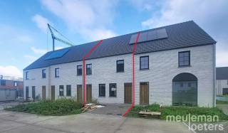 Cette maison moderne et économe en énergie est située dans un nouveau lotissement à Hertsberge. Il s'agit de la maison mitoyenne à gauche. Le lotissement a été réalisé en 2025-2026 et est équipé des techniques les plus récentes offrant un confort de vie contemporain.<br /><br />Au rez-de-chaussée, vous trouverez un hall d'entrée avec toilettes pour invités et lavabo, suivi d'un lumineux espace de vie avec une cuisine ouverte entièrement équipée. La cuisine comprend une plaque à induction, une hotte, deux éviers (grand et petit), un lave-vaisselle intégré, un four à convection et un grand réfrigérateur encastré. <br />À côté de la cuisine se trouve une buanderie spacieuse et fonctionnelle donnant accès à l'avant de la maison.<br /><br />Au premier étage, on trouve un hall de nuit, un WC séparé, trois chambres doubles ainsi qu'une chambre simple, une salle de bain entièrement équipée avec douche à l’italienne, baignoire et double lavabo. Un espace de rangement est également prévu à cet étage.<br /><br />Le salon et la cuisine donnent directement accès au jardin et à la terrasse. Le jardin sera aménagé avec une pelouse et un abri de jardin extérieur.<br /><br />La maison est également équipée de panneaux solaires, du chauffage par le sol et d’une allée privée. <br />La peinture est terminée en finition et des rails pour rideaux ont été installés.<br /><br />Pour une visite, vous pouvez réserver un créneau horaire via notre site web meuleman-loeters.be.