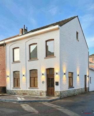 Gerenoveerde woning die vraagt om een bewoner of uitbater! OOK MOGELIJKHEID TOT AANKOOP NEVENLIGGEND PAND! Welkom in deze charmante woning in het...