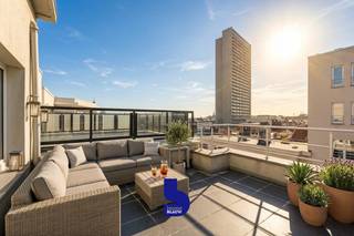 Kom heerlijk ontspannen met zicht op zee.<br />In de Louisastraat op de 9e verdieping bevindt zich dit lichtrijke appartement.<br />Met zijdelings zeezicht en vlakbij de winkelstraat is de locatie alvast ideaal.<br /><br />Via de aparte inkomhal kunnen we meteen naar het alleenstaande toilet, de badkamer of de woonkamer.<br />Via de lichtrijke woonkamer hebben we zicht op een eerste terras (met zeezicht) en kunnen we vlot naar de aanpalende keuken.<br />De keuken is voorzien van veel opbergruimte en alle moderne comforten.<br /><br />Hierna komen we in de slaapkamer met een extra terras.<br />Opstaan, tas koffie nemen en meteen genieten van vakantiegevoel.<br /><br />Via de slaapkamer komen we opnieuw uit in de ruime badkamer.<br />Deze is voorzien van ligbad, aparte douche en genoeg kastruimte voor de zonnecrème.<br /><br />Dankzij de twee terrassen kan er optimaal genoten worden van de zon en de locatie.<br /><br />Dit appartement biedt een uitstekende ligging aan zee. Ideaal als vaste woonst, tweede verblijf of investering.