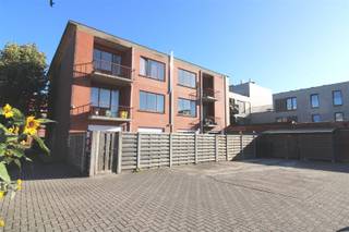 Zeer ruim en licht, instapklaar, gerenoveerd en volledig geschilderd appartement op de 2e verdieping - ca 105 m² - fietsenberging achter het gebouw - autostaanplaats mogelijk (+ 60 euro) - alle ramen worden kortelings vernieuwd! zeer ruime en lichte woonkamer van 41 m² ! - aparte ingerichte eetkeuken (10 m²) met veel lichtinval, met kookplaat, koelkast en oven - 2 ruime slaapkamers (17 m² + 13 m²) en dressing of ruime berging 8 m² - badkamer met ligbad met douchemogelijkheid en badkamermeubel met kast - apart toilet - mooie laminaatvloeren - zuidwestgericht terras met bergkast - zeer gunstig gelegen, in rustige fietsstraat met éénrichtingsverkeer, vlakbij winkels, Grote Markt en de Ring, Stadspark, ziekenhuis, alles op wandelafstand - in kleinschalig gebouw, met slechts 3 appartementen - vrij 1 november