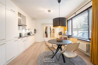 <p><span>Ligging<br /></span><span>Centraal gelegen opbrengsteigendom.<br /></span><span>In de nabije omgeving bevinden zich het busplein en belangrijke invalswegen waardoor de bereikbaarheid gegarandeerd is. <br />Ook scholen, winkels, park en sportfaciliteiten zijn op wandelafstand.<br /><br /></span><span>Opbrengsteigendom met 3 appartementen en garage<br /></span><span>De gevel van deze centraal gelegen opbrengsteigendom valt meteen op door fijne jaren '30 stijlelementen.<br />De appartementen zijn ruim en hebben elk een aparte ingang.<br /><br />Gelijkvloers: inkomhal, leefruimte, keuken, slaapkamer 1, slaapkamer 2, badkamer, koer, berging, kelder<br />Eerste verdieping: inkomhal, leefruimte met open keuken, 3 slaapkamers, badkamer, berging, terrasje<br />Tweede verdieping: inkom, leefruimte met open keuken en zuid terras, slaapkamer, badkamer<br />Garage<br /><br />EPC waarden</span></p><p><span>/ gelijkvloers: 291 kWh/m²<br />/ eerste verdieping: 160 kWh/m²<br />/ tweede verdieping: 225 kWh/m²<br /><br /><br /></span></p><p><span> </span></p>