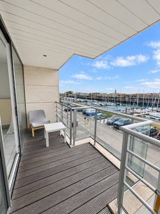 Mooi appartement gelegen op de tweede verdieping van Residentie Oban Square II. Deze eerder kleinere residentie heeft twee aparte inkomhallen telkens met trappenhal en lift.<br />Het appartement zelf is op heden verhuurd op jaarbasis voor 900 euro per maand.<br />De huur kan opgezegd worden mits een opzegtermijn van 6 maanden vanaf de akte.<br />Het appartement heeft een breed raam aan de voorzijde met een ruim terras met een mooi zicht op de haven.<br />De 2 slaapkamers bevinden zich achteraan.<br />Er kan een overdekte standplaats voor één wagen bijgekocht worden voor 22 000,- euro gelegen in het achterliggende gebouw.<br />Het appartement heeft een gunstig EPC. Er is centrale verwarming op aardgas met individuele ketels en tellers.