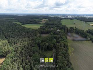 <strong>PERCEEL VAN 62A92CA IN RECREATIEGEBIED TE DILSEN.</strong><br /><br /><strong>TROEVEN</strong><br />- Uitstekende ligging langs het Kolenspoor, de voormalige spoorlijn die werd omgevormd tot een populaire fietssnelweg.<br />- Rustige en groene omgeving met een recreatief karakter.<br /><br /><strong>KENMERKEN</strong><br />- Perceeloppervlakte: 62 are 92 centiare.<br />- Het perceel bevindt zich in recreatie-, bos- en in landschappelijk waardevol agrarisch gebied.<br />- Groene ligging in een omgeving met toeristische en recreatieve aantrekkingskracht.<br /><br /><strong>MOGELIJKHEDEN</strong><br />Dit perceel biedt interessante perspectieven voor recreatieve ontwikkelingen, steeds onder voorbehoud van de geldende stedenbouwkundige regelgeving en de vereiste vergunningen. Dankzij de ligging langs het Kolenspoor en het fietsroutenetwerk geniet deze projectgrond van een uitstekende toeristische zichtbaarheid.<br /><br /><strong>EXTRA INFO</strong><br />- In het verleden werd voor dit perceel een vergunning afgeleverd voor de bouw van een fietshotel. Deze vergunning is inmiddels vervallen. De destijds goedgekeurde plannen zijn ter inzage en beschikbaar via ons kantoor.<br />- De huidige vraagprijs betreft de prijs voor een aankoop van het perceel in zijn huidige toestand. Indien een eventuele verkoop afhankelijk wordt gemaakt van het bekomen van bepaalde voorwaarden of vergunningen (zoals bijvoorbeeld een nieuwe omgevingsvergunning), zal de vraagprijs in onderling overleg herbekeken dienen te worden.<br /><span>- De aanduiding van het perceel op de foto is bij benadering en onder alle voorbehoud.</span><br /><br />Bekijkt u deze advertentie via een aanverwante vastgoedsite, surf dan zeker naar onze website www.N78vastgoed.be voor een uitgebreide beschrijving en foto's. Meer info: +32 (0)89 86 18 88 of info@N78vastgoed.be.