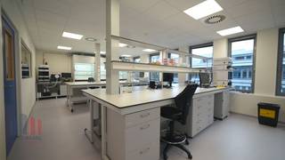 <strong>Instapklare kantoren</strong> van 613 m² met 440 m² laboruimte te huur, ideaal voor onderzoeks- en biotechactiviteiten. De laboruimtes beschikken over een vergunning als Biosafety Level 1 (BSL-1), waardoor ze onmiddellijk inzetbaar zijn voor geschikt laboratoriumonderzoek.<br />Het pand is strategisch gelegen op slechts 2 minuten van de R0 (op- en afrit Jette) en geniet van een vlotte verbinding met de E40. Ook met het openbaar vervoer is de site uitstekend bereikbaar.<br /><br />De laboruimtes omvatten <strong>twee ruime hoofdlaboratoria</strong> en een kleiner lab dat perfect geschikt is voor gerichte workflows. Daarnaast zijn er lichte, comfortabele <strong>kantoren</strong> voor onderzoeksteams, aangevuld met ondersteunende infrastructuur zoals een<strong> labkeuken</strong>, een ruimte voor productvoorbereiding en voldoende opslagmogelijkheden.<br /><br />De kantoren maken deel uit van het hoogkwalitatieve "Greenland Office Park", waar diverse faciliteiten aanwezig zijn, waaronder een restaurant, parking, douches, fietsenstalling en elektrische laadpunten. <strong>Andere oppervlaktes zijn beschikbaar</strong>, alsook mogelijkheid om de gehuurde oppervlakte aan te passen naar uw wensen.<strong> Beschikbaar vanaf 01/02/2026.</strong><br /><br />Contacteer <strong>PANORAMA B2B</strong> voor bijkomende inlichtingen, plannen of een plaatsbezoek <strong>0477 09 00 09</strong>