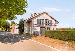 <p>Dit multifunctionele pand, perfect gelegen aan een van de hoofdwegen tussen Mouscron en Dottignies, bestaat uit:</p><p>Een inkomhal, een keuken, een woonkamer (woon-/eetkamer), een terras, een garage, een eigen oprit voor twee auto’s, een commerciële ruimte, 4 slaapkamers, een badkamer, een zolder en een grote parkeerplaats.</p><p>Goede zichtbaarheid, mooi potentieel voor een verbouwingsproject. </p>