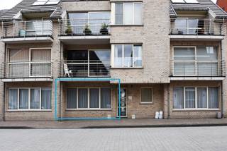 Gelijkvloerse studio (41m²) met open keuken met spoelbak, keramische kookplaat, dampkap, oven, koelkast en vaatwasser, living / slaapruimte...