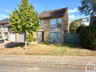 Ligging<br /><br />Deze verzorgde woning ligt in een rustige deelgemeente van Ieper. U woont hier in een aangename omgeving en geniet tegelijk van een vlotte verbinding met de A19.<br /><br />Bekijk zeker onze vastgoedvideo via deze link https://youtube.com/shorts/YlMp_gC3J0k om een beter zicht te krijgen op de woning.<br /><br />Algemeen<br /><br />Deze ruime en verzorgde woning biedt vier slaapkamers, een verwarmde veranda, garage, tuin en een praktische indeling. Een ideale gezinswoning met heel wat ruimte.<br /><br />Indeling<br />Gelijkvloers<br /><br />Ruime inkomhal met toilet (9,90 m²), leefruimte met houthaard (30,30 m²), open ingerichte keuken (9 m²), verwarmde veranda (13,60 m²), wasruimte/berging (10,55 m²) en garage met elektrische sectionale poort. De keuken beschikt over een vaatwas, gaskookplaat, oven, microgolf, frigo en dubbele inox spoelbak.<br /><br />Eerste verdieping<br /><br />De nachthal geeft toegang tot vier slaapkamers (15,40 m², 13 m², 10,60 m² en 8,80 m²). Eén slaapkamer beschikt over een dressing van 4,40 m². Verder vindt u een bureau/dressing (4,10 m²), apart toilet en badkamer (8,65 m²) met ligbad, douchecel en dubbel lavabomeubel.<br /><br />Zolder<br /><br />De geïsoleerde zolder van 32 m² is bereikbaar via een valtrap en biedt heel wat extra bergruimte.<br /><br />Tuin<br /><br />De woning beschikt over een ruime tuin met terras van 43 m². Het tuinhuis van 3 x 3 meter is voorzien van elektriciteit.<br /><br />EPC<br /><br />Mits een investering van 3.180€ voor het na-isoleren van de spouwmuur bekomt u een EPC C met een waarde van 244 kwh/m². Voegt u daar nog eens zonnepanelen aan toe, dan bekomt u een EPC B label!<br /><br />Troeven van deze woning<br />4 slaapkamers<br />Verwarmde veranda<br />Centrale verwarming op aardgas<br />Regenwaterput van 3.000 liter<br /><br />Heeft u interesse in deze woning? Neem contact op met Frédéric en plan uw bezoek ter plaatse.<br /><br />Wenst u uw eigen woning te verkopen? Vraag dan uw gratis schatting aan. Bij Partners in Vastgoed begeleiden we u persoonlijk en transparant bij de verkoop van uw eigendom.