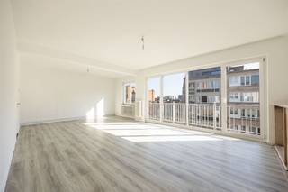 <p><span> </span></p><p><span>Droom je van uitzonderlijk veel ruimte op een toplocatie? Dan is dit appartement absoluut een bezoek waard. Met een bewoonbare oppervlakte van maar liefst ca. 161 m², vier volwaardige slaapkamers, een lichtrijke leefruimte en een terras is dit de ideale thuis voor grote gezinnen, co-housing of wie gewoon graag ruim woont. Bovendien woon je hier op wandelafstand van het Centraal Station, de Zoo, winkels, restaurants en het bruisende stadscentrum.</span></p><p><span> </span></p><p><span>Licht, ruimte &amp; eindeloze mogelijkheden</span></p><p><span>Via de ruime inkom- en nachthal met praktische ingemaakte vestiairekasten kom je in de indrukwekkende leefruimte van ca 42,5 m². Dankzij de grote PVC-ramen over de volledige breedte baadt deze ruimte de hele dag in het licht en geniet je van een prachtig panoramisch uitzicht over de stad. De aangrenzende leefruimte biedt plaats voor een royale zithoek én een grote eettafel, ideaal om gasten te ontvangen of gezellig samen te tafelen.</span></p><p><span>De aparte keuken ligt naast de leefruimte en geeft rechtstreeks uit op het terras van ca. 10 m². De keuken biedt daarnaast de mogelijkheid om volledig naar eigen smaak gemoderniseerd te worden. Zo creëer je hier zonder moeite een hedendaagse woonkeuken met zicht op de stad.</span></p><p><span> </span></p><p><span>Vier échte slaapkamers</span></p><p><span>Een absolute troef van dit appartement zijn de vier ruime slaapkamers. Stuk voor stuk volwaardige kamers die perfect dienst kunnen doen als master bedroom, kinderkamers, thuisbureau of hobbyruimte.  De badkamer is uitgerust met een ruime inloopdouche, een wastafel in meubel en een onderhoudsvriendelijke afwerking met moderne grijze tegels. Daarnaast is er nog een apart gastentoilet, wat het dagelijkse comfort verhoogt. Dankzij de lange nachthal met ingebouwde kastruimte beschik je bovendien over heel wat praktische bergruimte.</span></p><p><span> </span></p><p><span>Stadsleven op zijn best</span></p><p><span>De ligging is zonder twijfel een van de grootste troeven. Je woont hier pal in het levendige hart van Antwerpen, met winkels, supermarkten, gezellige cafés en restaurants letterlijk om de hoek. Het Centraal Station, de Zoo, het Operaplein en de Meir bevinden zich op wandelafstand, terwijl trams, bussen en belangrijke invalswegen zorgen voor een uitstekende bereikbaarheid. Hier geniet je dagelijks van alles wat de stad te bieden heeft, zonder in te boeten aan ruimte en comfort.</span></p><p><span> </span></p>