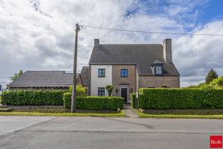 <p>Deze prachtige open bebouwing combineert ruimte, licht en comfort op een manier die zelden zo harmonieus samenkomt. Ideaal gelegen, vlakbij het centrum van Lier maar evengoed aansluitend aan een natuurgebied en direct bereikbaar. Met zes slaapkamers, twee badkamers en een masterbedroom met ensuite badkamer en ruime dressing, is dit huis ideaal voor een groot gezin dat comfort en functionaliteit hoog in het vaandel draagt. Daarnaast is er een praktijkruimte/kantoor aanwezig, compleet met gastentoilet, ideaal voor wie werken en wonen wilt combineren. Deze ruimte kan ook makkelijk getransformeerd worden naar een dubbele inpandige garage. <br /><br />Het kloppende hart van de woning bevindt zich in de keuken, waar het AGA-fornuis centraal staat. Dit is niet zomaar een fornuis, maar een bron van warmte en gezelligheid – een plek waar iedereen samenkomt, klamme handen worden verwarmd, jassen worden opgehangen en talloze gesprekken worden gevoerd terwijl er gekookt wordt.<br /><br />De woning geniet van een overvloed aan natuurlijk licht en een open indeling die een gevoel van ruimte en vrijheid creëert. Praktisch ingedeeld, met een aparte waskamer op de bovenverdieping, behoort het heen en weer sjouwen van de was tot het verleden.<br /><br />De west-georiënteerde tuin met terras is een verlengstuk van het huis: ideaal voor zomerse etentjes, spelende kinderen, verjaardagen, communies of gewoon een moment van rust met een boek en een kop koffie. Op de oprit is er plaats voor 5 à 6 wagens, inclusief twee onder de carport. Het huis is bovendien uitgerust met zonnepanelen en heeft een EPC B, waardoor het zowel praktisch als energie-efficiënt is.<br /><br />Contacteer Vincent voor een bezoek ter plaatse op het nummer 0475 21 00 86 of via Vincent@reds.be.</p>
<p></p>